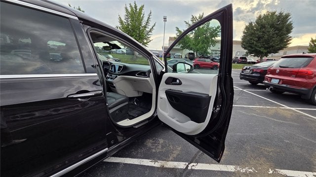2017 Chrysler Pacifica Touring-L Plus