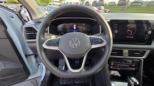 2025 Volkswagen Taos SE Black