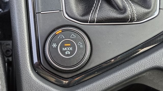 2025 Volkswagen Taos SE Black