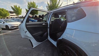 2025 Volkswagen Taos SE Black