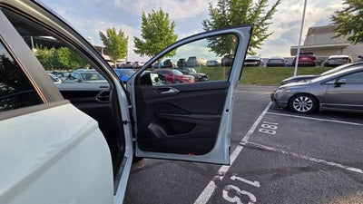 2025 Volkswagen Taos SE Black