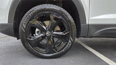 2025 Volkswagen Taos SE Black