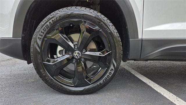 2025 Volkswagen Taos SE Black