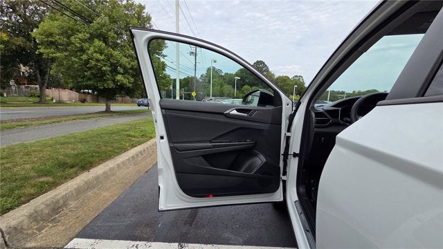2025 Volkswagen Taos SE Black