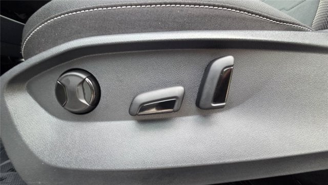 2025 Volkswagen Taos SE Black