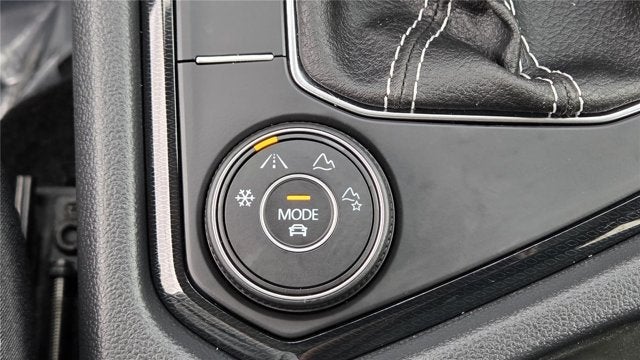 2025 Volkswagen Taos SE Black