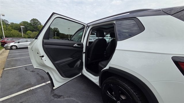 2025 Volkswagen Taos SE Black